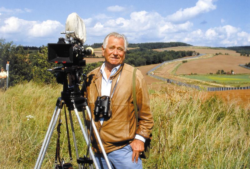 Heinz Sielmann mit Kamera an der innerdeutschen Grenze, dem heutigen Grünen Band