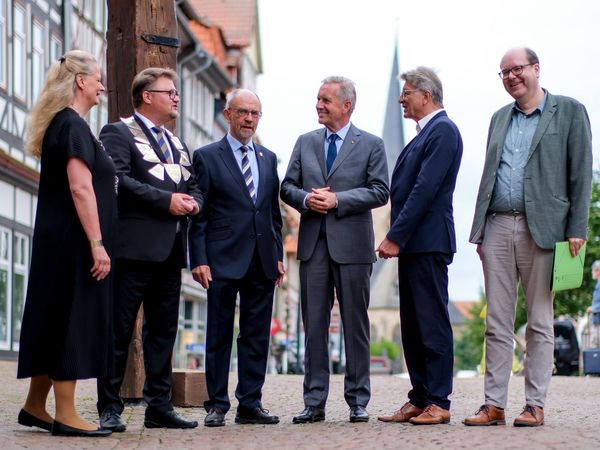 Gruppenbild vor dem Duderstädter Rathaus