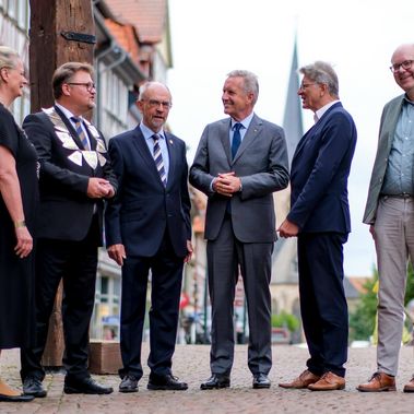 Gruppenbild vor dem Duderstädter Rathaus