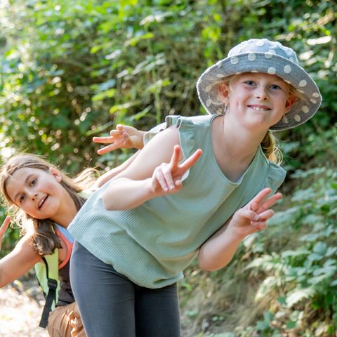 Kinder haben Spaß beim Klettern auf dem Baummarder-Kletterpfad Gut Herbigshagen